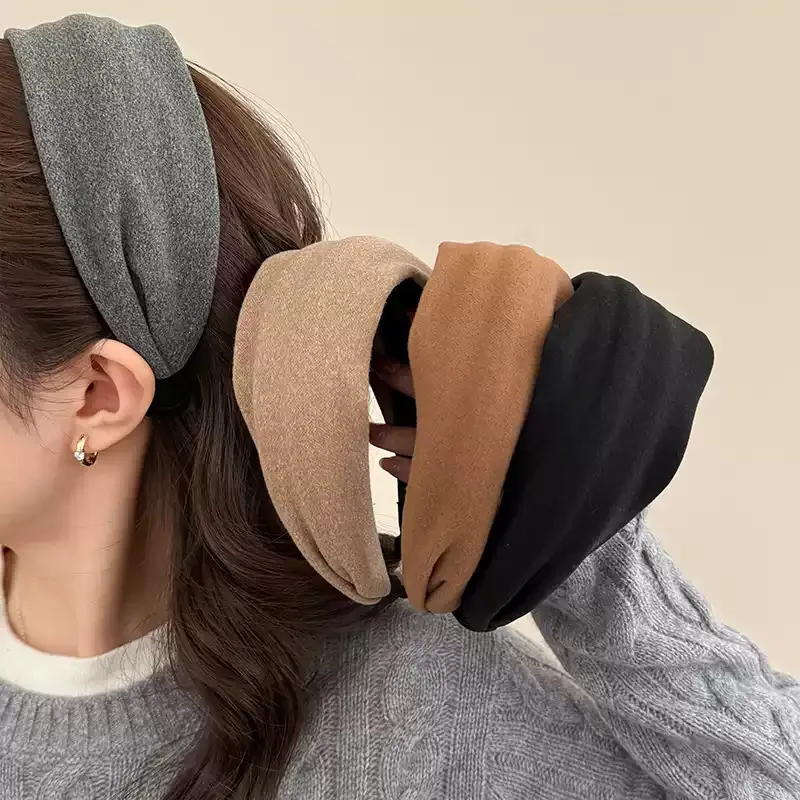 Elegant Velvet Wide Headband for Women – Soft Non-Slip Fall Winter Hair Hoop, Premium Plush Face Wash Headband for Skincare & Daily Wear